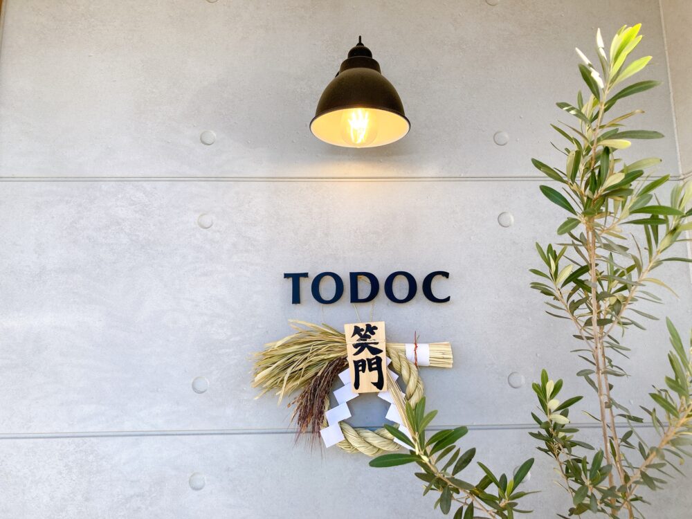 TODOCお店の外壁にある店名のロゴ