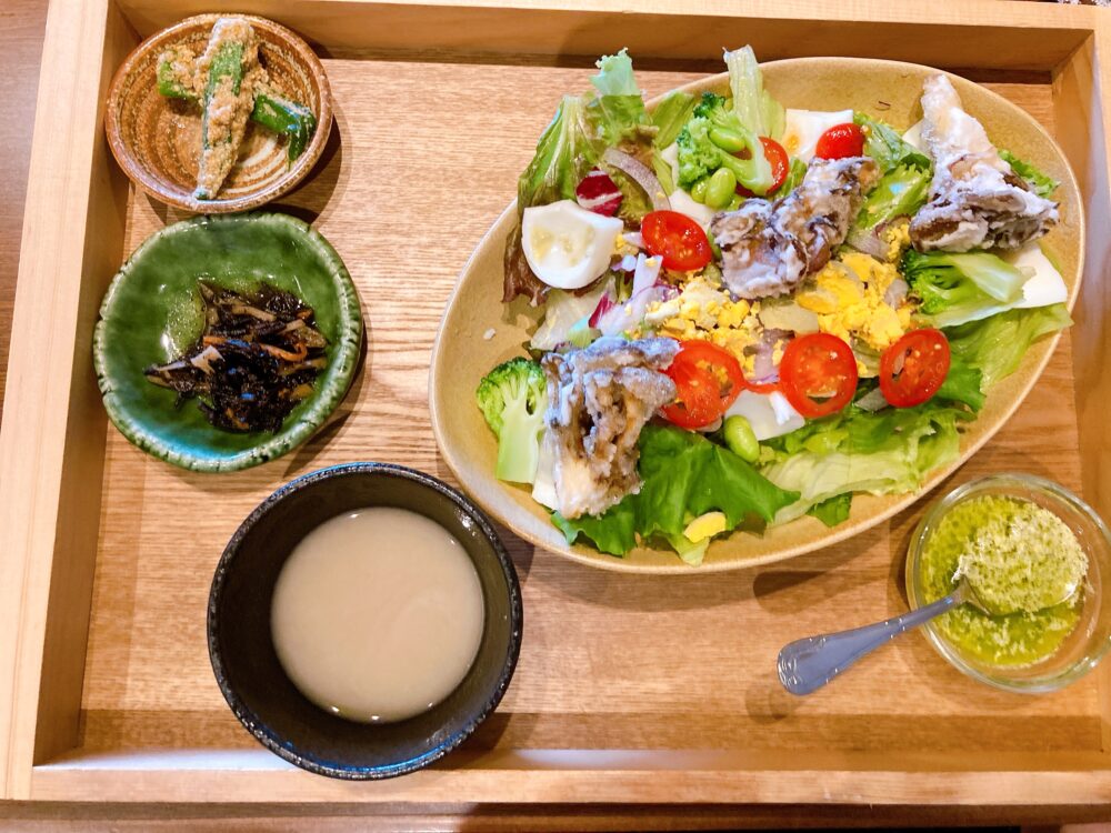 港屋珈琲岡崎店のランチ、舞茸の唐揚げとパワーサラダ