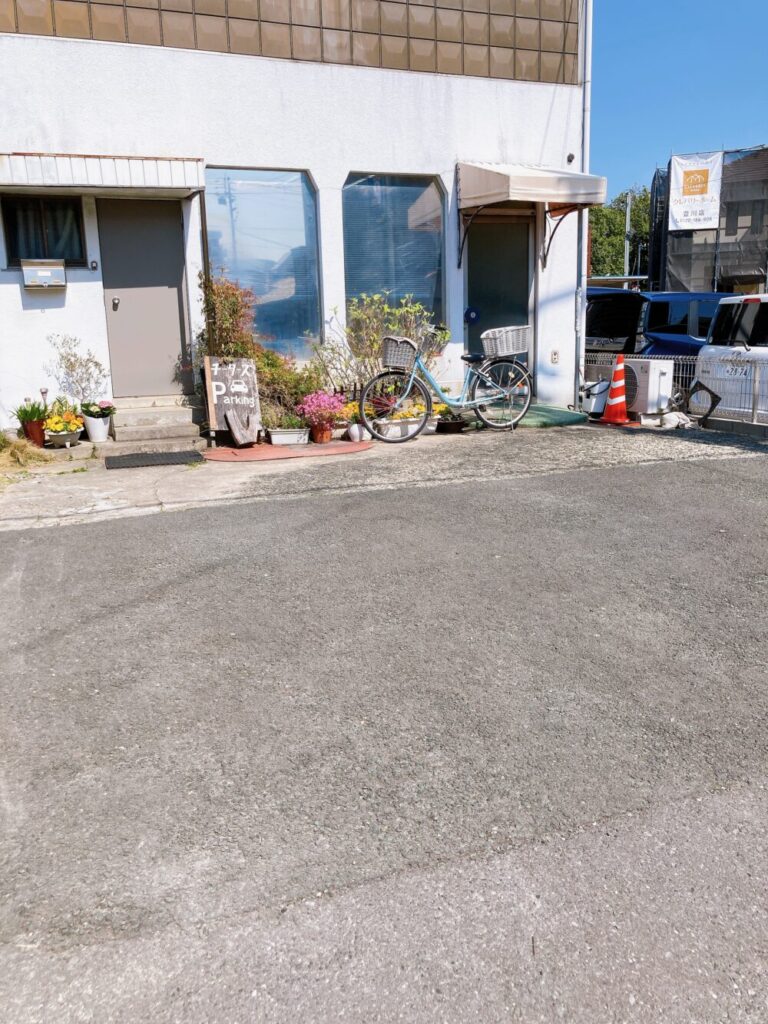 チーターズのお店の前（右隣の建物メイン）の駐車場の写真