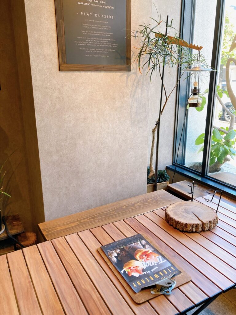 Tripotcafeの店内で待つことができるイスとテーブル