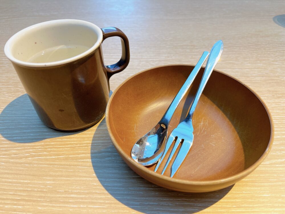 むさしの森珈琲岡崎の子ども用食器とコップの写真