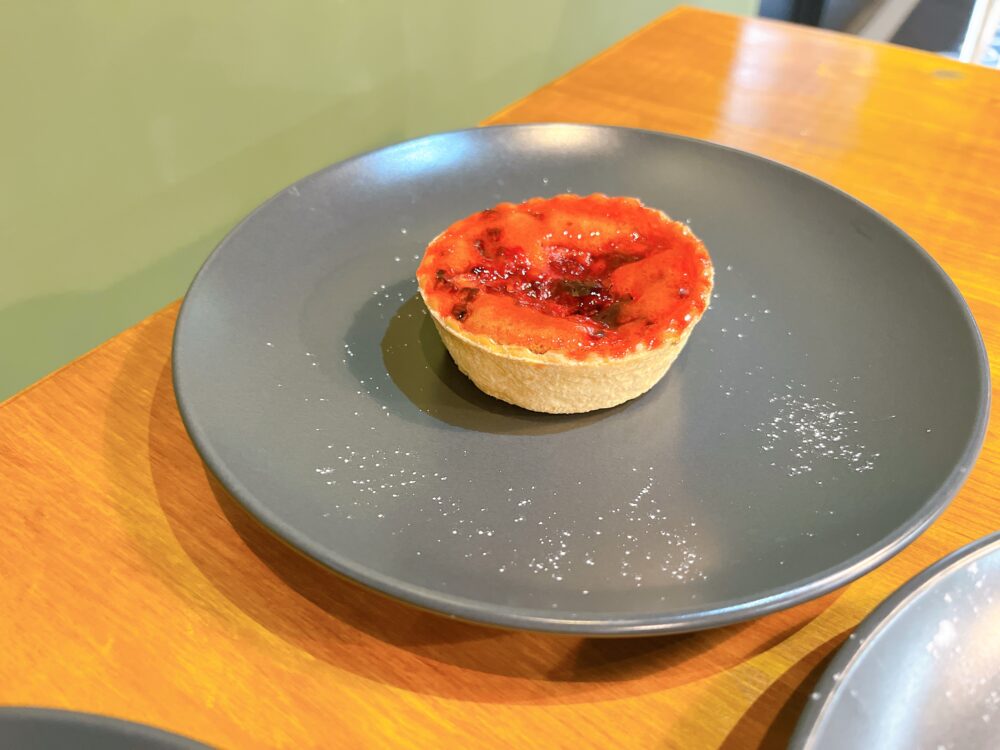 Cafe Sofiaのスイーツ、ラズベリータルト単体の写真
