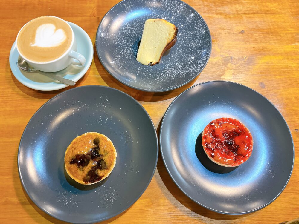 Cafe Sofiaのスイーツとカフェラテの写真