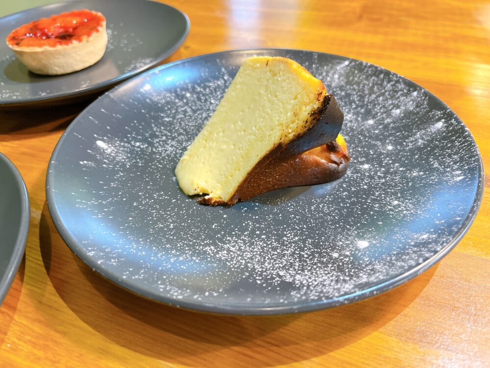 Cafe Sofiaのスイーツ、バスクチーズケーキの写真