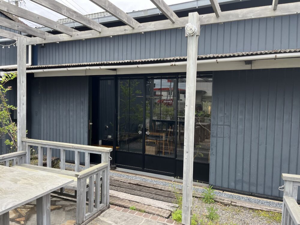 Cafe Sofiaのお店の前、テラス席の写真