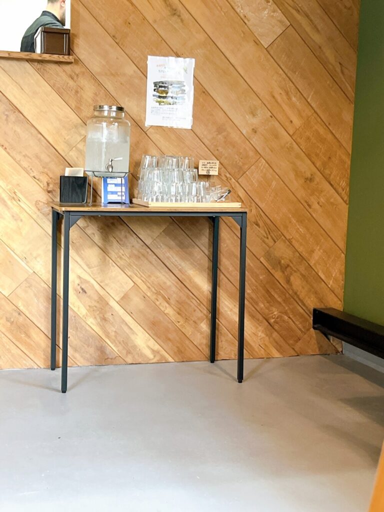 Cafe Sofiaのセルフサービスの水の写真