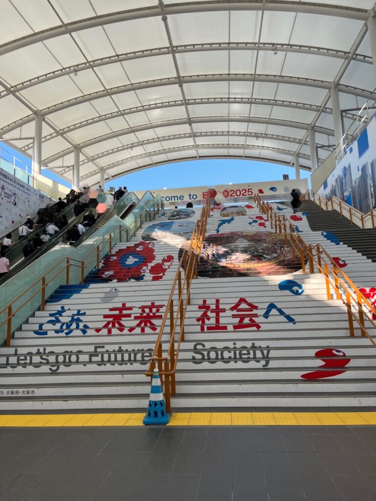 大阪万博2025の夢洲駅の出口階段写真