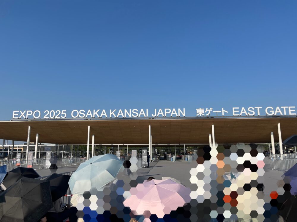 大阪万博2025の東ゲート入場列正面の写真