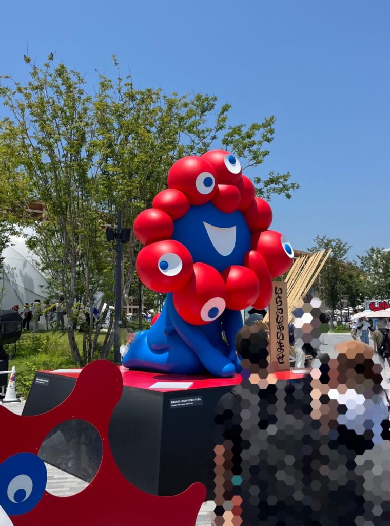 大阪万博2025の東ゲート側ミャクミャクの像の写真