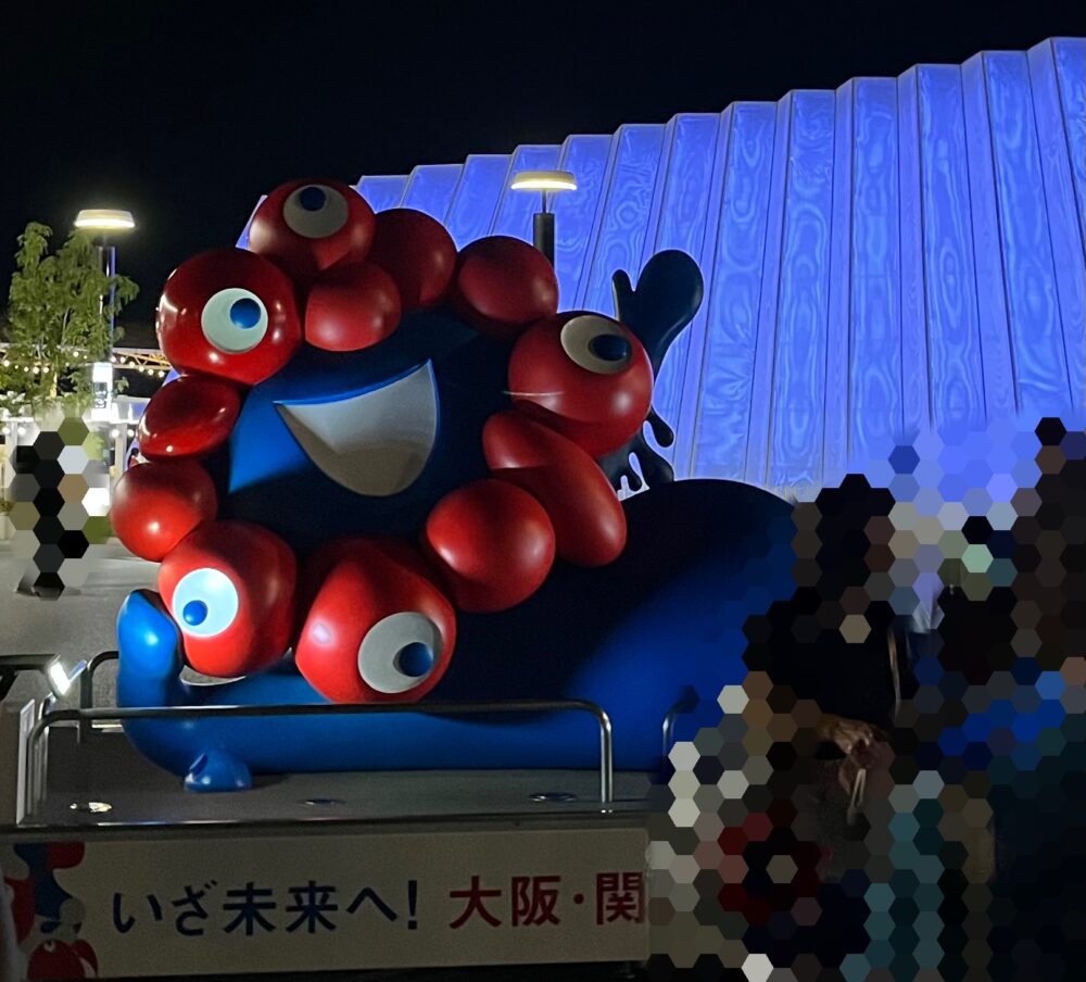 大阪万博寝ているミャクミャクの写真