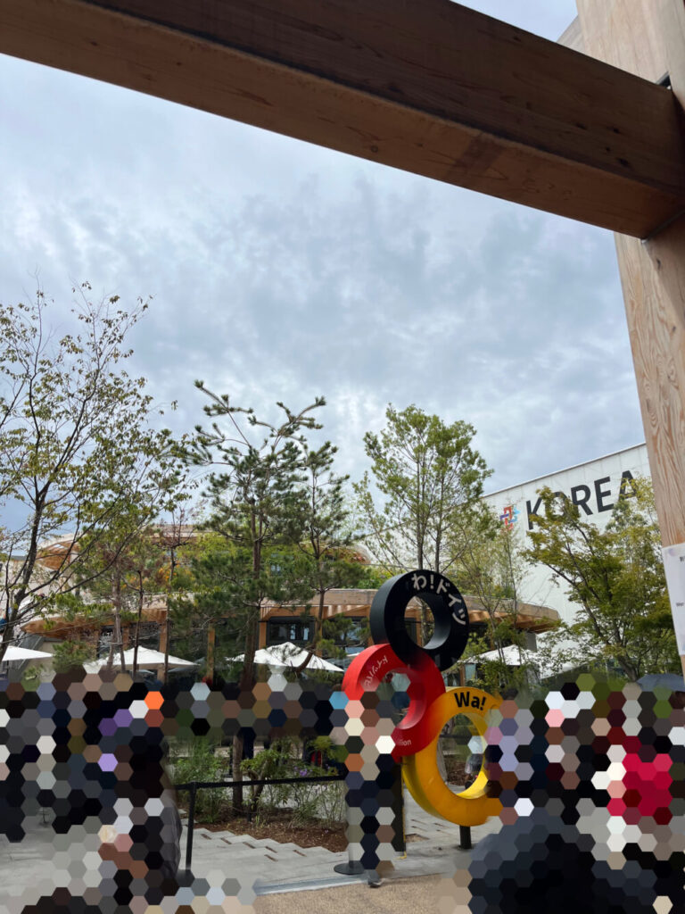 大阪万博ドイツ館の待機列からの写真