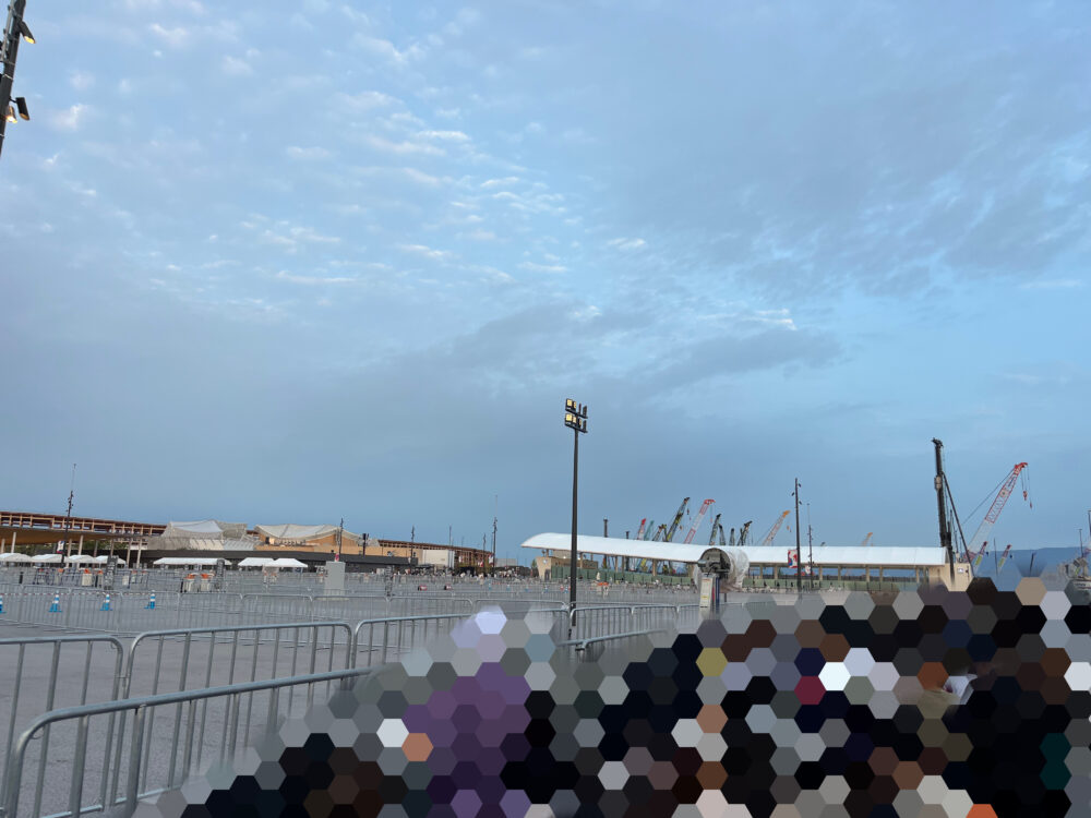 万博始発で行った時の並び列の位置写真