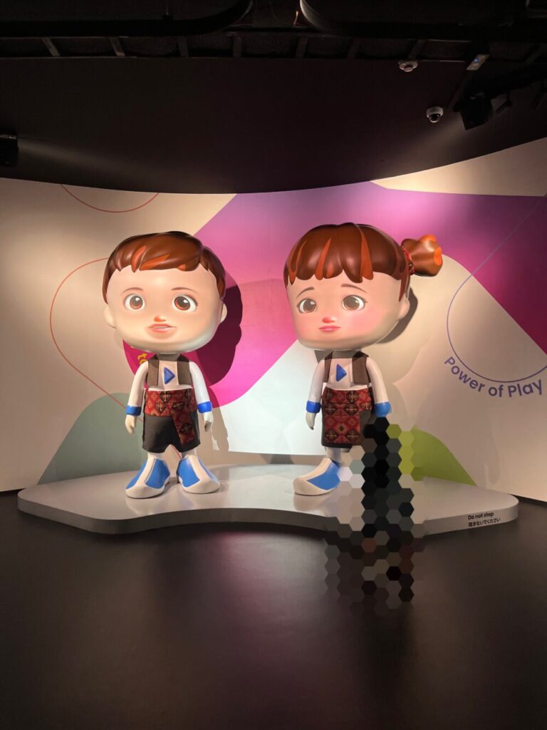 大阪万博セルビア館、顔が動くキャラクターの写真