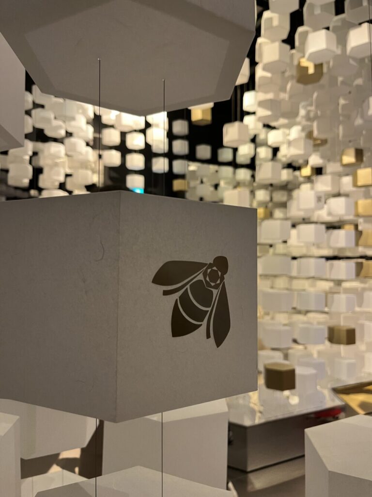 大阪万博フランス館ハチをテーマにした展示のアップ写真