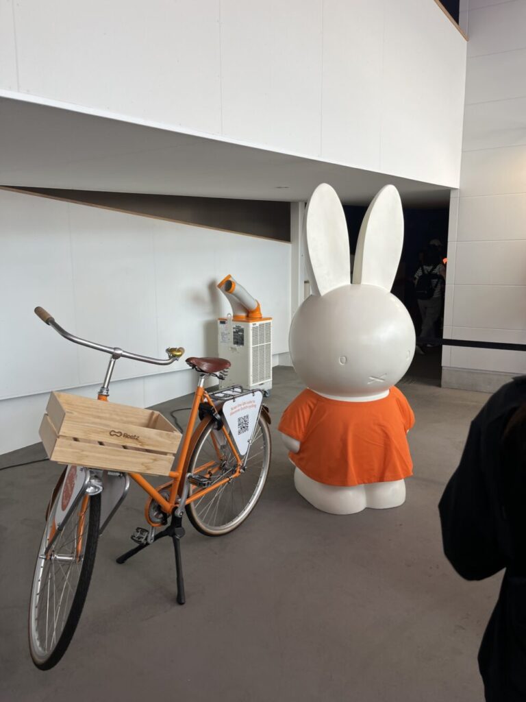 大阪万博のオランダ館のミッフィー像と自転車の写真