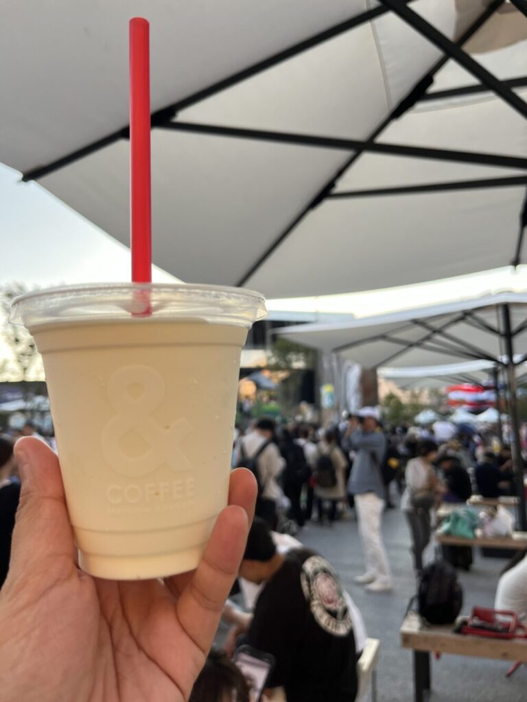 大阪万博のフランス館ベーカリーのバニラシェイク写真
