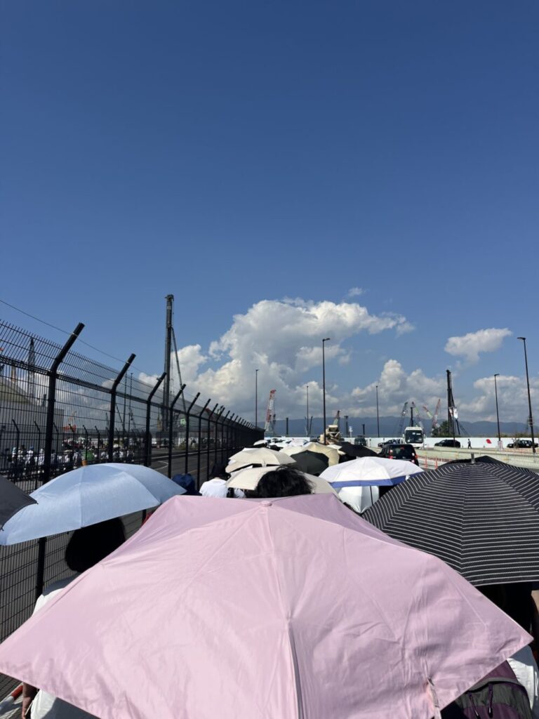 大阪万博の西ゲートへの徒歩ルート歩く写真