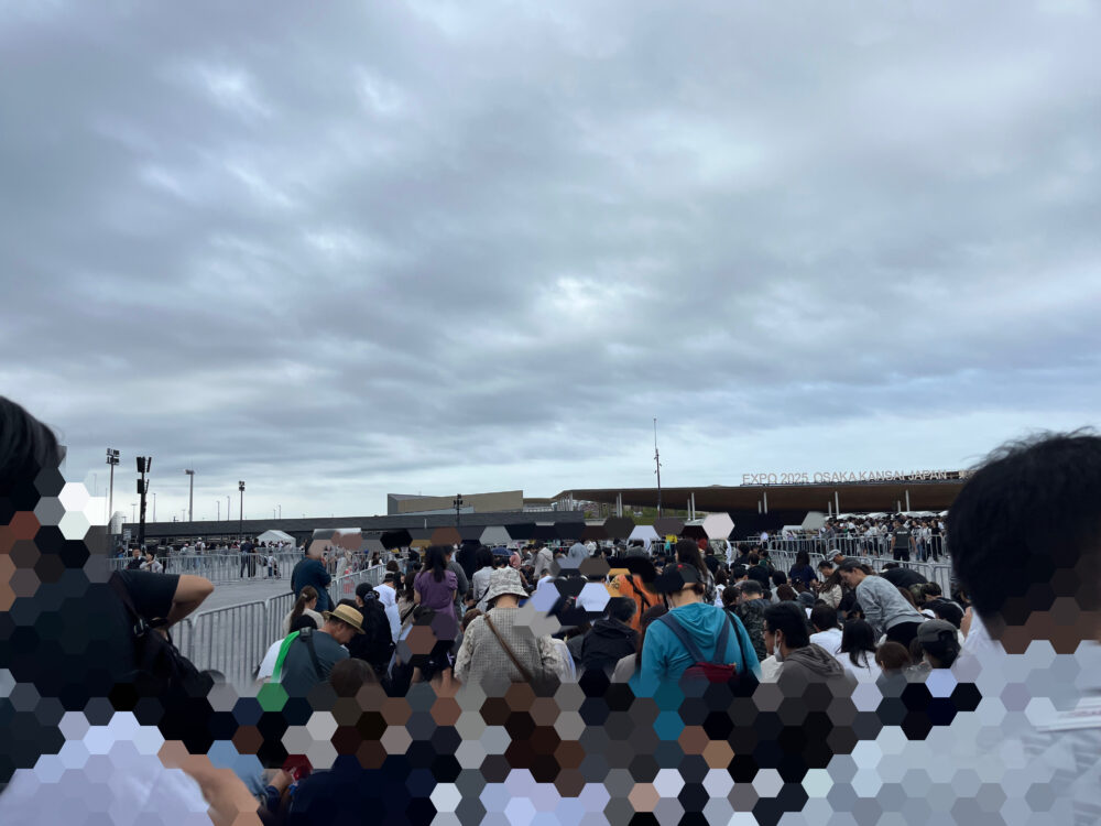 大阪万博の東ゲート入場待機列の様子