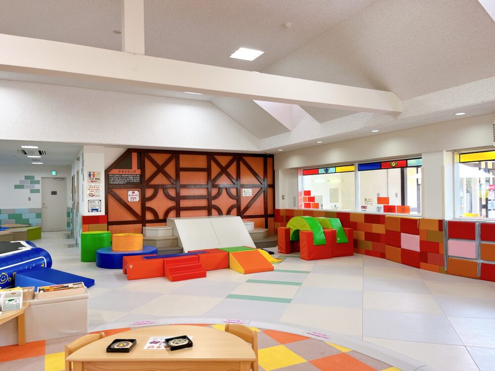 あそボ〜ネのアクティブゾーン、クライミングウォールの写真