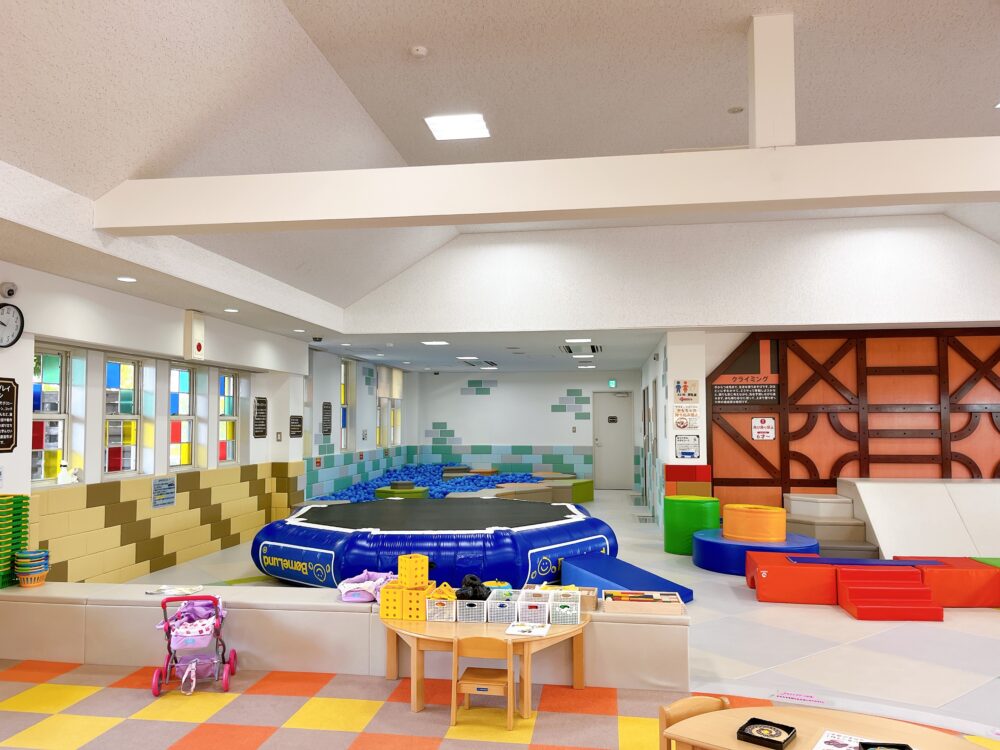 あそボ〜ネのボールプールやトランポリンの写真