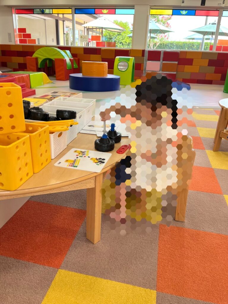 あそボ〜ネの車の組み立ておもちゃで遊ぶ写真