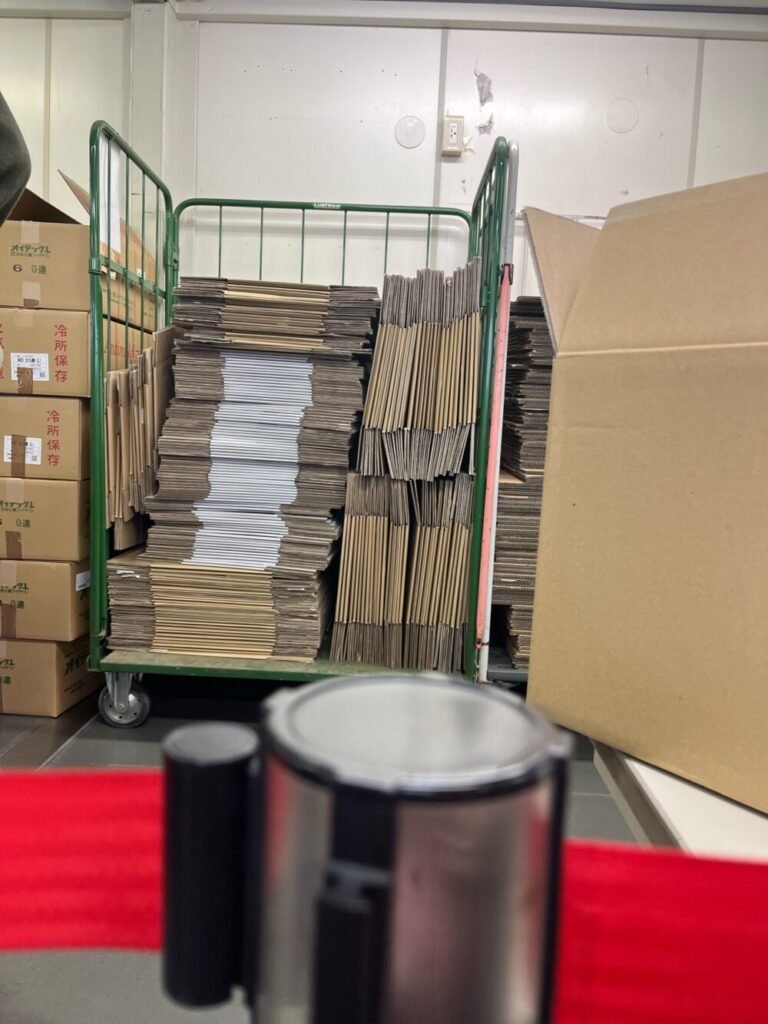 香月堂アウトレットの袋詰め場所の段ボールの写真