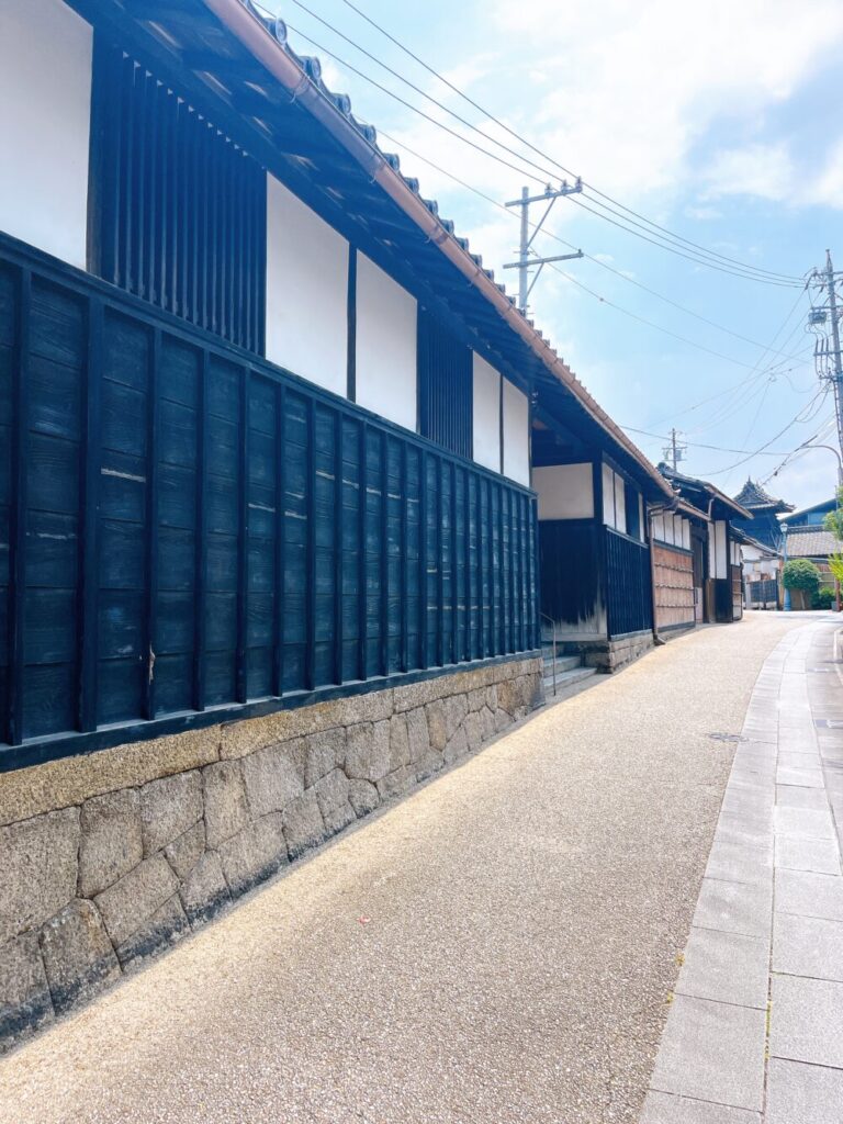 K庵のお店前の道の街並み写真